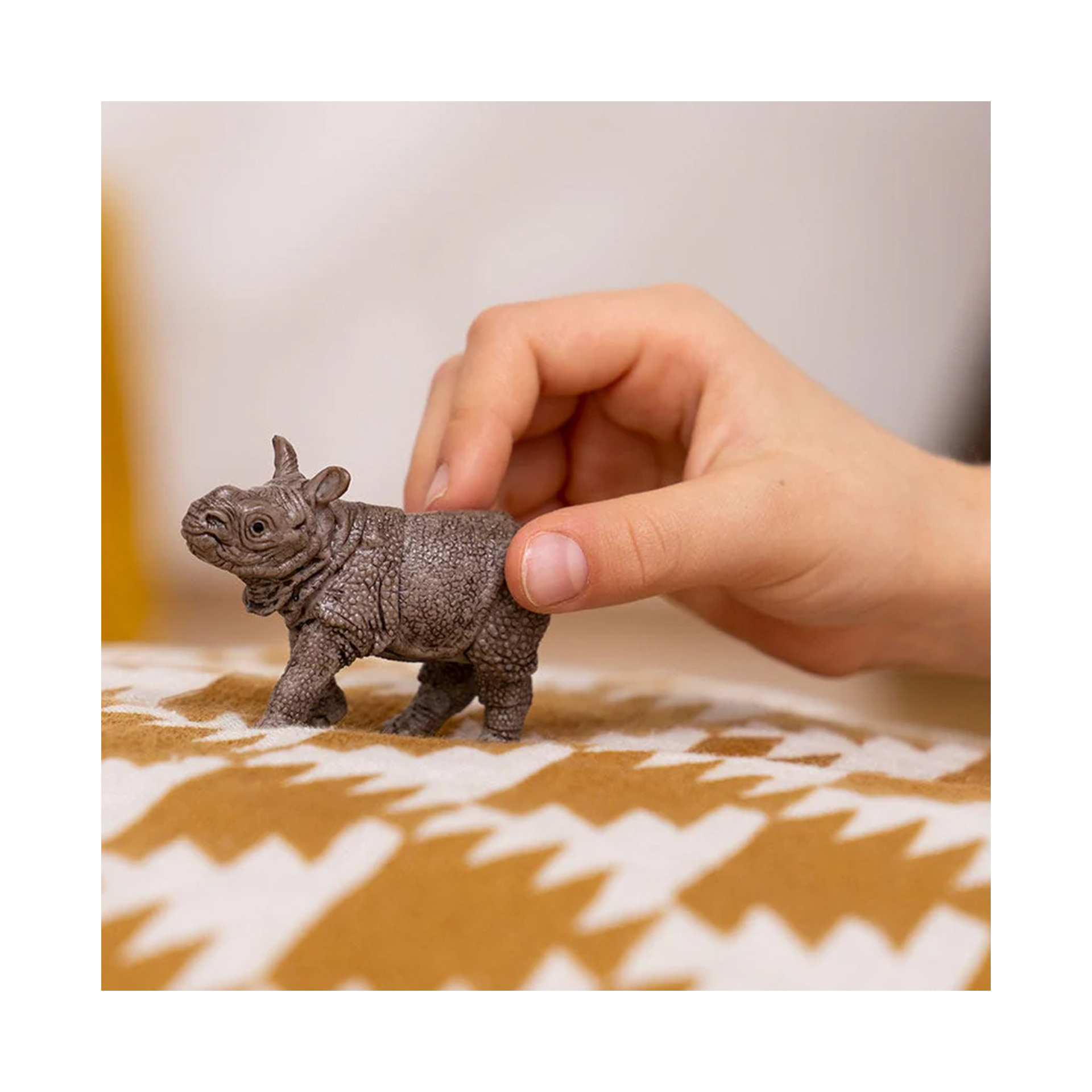 MINIATURA FILHOTE DE RINOCERONTE INDIANO